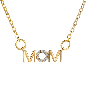 Collier MOM doré avec pavé de zircons étincelants sur une chaîne à maillons classique