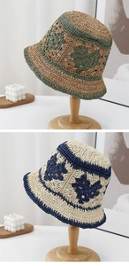 Détail d'un chapeau cloche au crochet avec tissage évidé et motifs géométriques contrastés