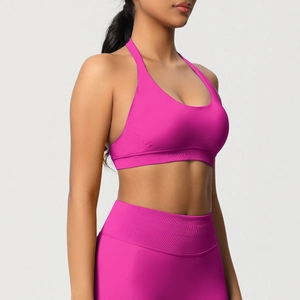 Vue latérale de l'ensemble soutien-gorge de sport dos nu et legging de yoga rose