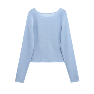 Maglione in maglia azzurro con girocollo e maniche lunghe su sfondo bianco neutro