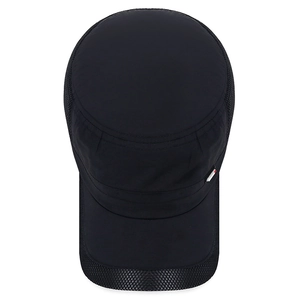 Casquette plate noire respirante avec empiècements en maille et séchage rapide