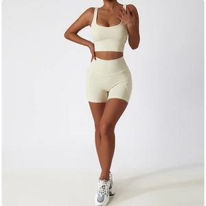 Détail du short de yoga taille haute et brassière de sport beige en tissu élastique respirant