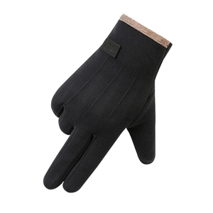 Détail du poignet en tricot côtelé et de l'étiquette en cuir sur les gants noirs
