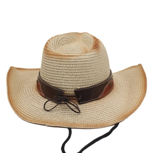 Détail du chapeau de cowboy en paille tressée avec ruban en cuir et mentonnière