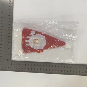 Détail du porte-couverts bonnet de Noël avec motif Père Noël en tissu non tissé rouge et peluche