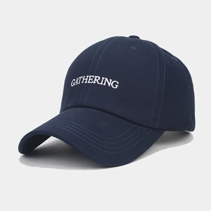 Gros plan détaillé d'une casquette en coton bleu avec broderie blanche GATHERING