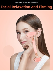Gesichtsroller aus Rosenquarz für Facelifting und Massage mit roségoldenem Metallrahmen