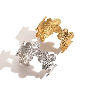 Détails des bracelets fleurs en acier titane doré et argenté avec textures de pétales