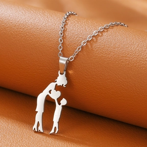 Detail der Halskette mit Mutter-Kind-Silhouette und Herz auf braunem Leder