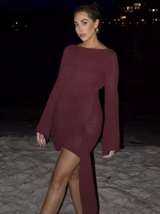 Robe courte en maille bordeaux à manches longues avec col rond et taille cintrée ajustée