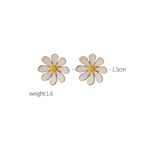 Detail shot of daisy earrings measuring 1.5cm and weighing 1.6g with golden finish
