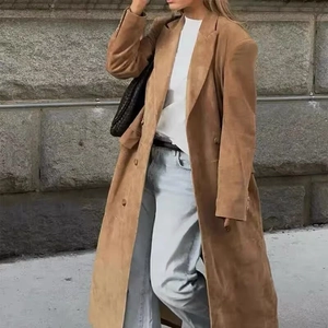 Trench-coat long en daim camel classique à double boutonnage avec col à revers