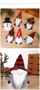 Dettaglio del set portaposate gnomo di Natale con tessuto a quadri rosso e nero decorato