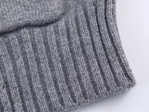 Détail macro de la texture à fines côtes et du tissu en maille grise de ce gilet décontracté