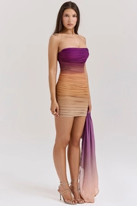 Dettaglio di mini abito in mesh arricciato con sfumatura viola-arancio e nastro laterale
