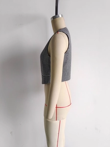 Vue latérale d'un débardeur ajusté à motif pied-de-poule sur un mannequin de couture