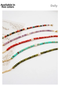 Détail de cinq bracelets faits main avec perles naturelles et pierres colorées