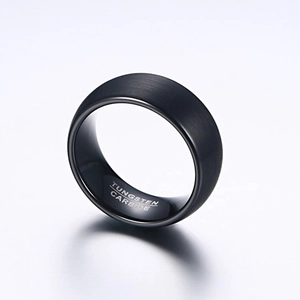 Nahaufnahme eines mattschwarzen Wolframkarbid-Rings mit gebürsteter Oberfläche