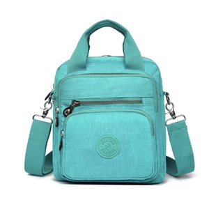 Vue détaillée du sac à langer en nylon imperméable avec poches multiples et bandoulière