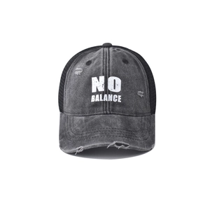 Detailaufnahme des NO BALANCE Vintage-Drucks auf der grauen Mesh Trucker Cap