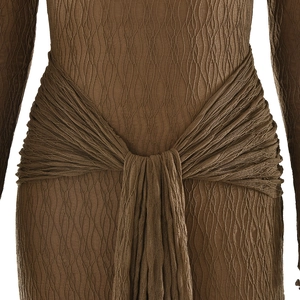 Gros plan détaillé du tissu plissé marron avec détail noué à la taille et texture froncée