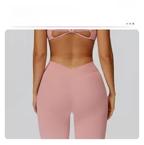 Détail du design de la taille en V profond du legging de yoga rose à taille haute