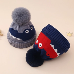 Détail de la maille des bonnets pour enfants avec pompons doux et revers en côtes
