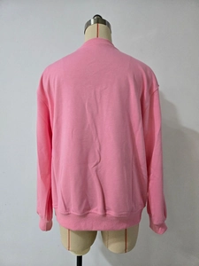 Vue arrière d'un sweat-shirt rose oversize avec imprimé cœur et col rond classique