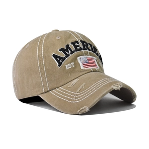 Detail einer Vintage Khaki-Waschung Baumwoll-Baseballkappe mit US-Flaggen-Stickerei