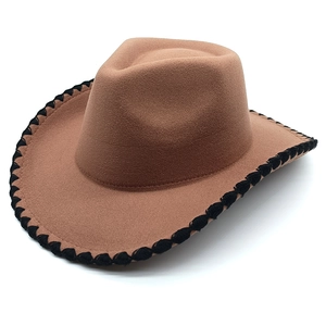 Chapeau de cowboy en feutre marron avec bord tressé noir vu sous un angle latéral