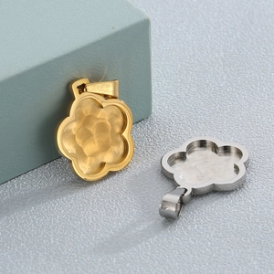 Minimalist stainless steel flower-shaped pendant bases in gold and silver finishes