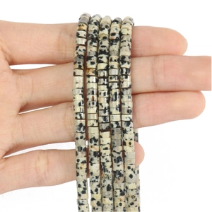 Primo piano di perline in marmo maculato 4x2mm per gioielli fai-da-te e braccialetti
