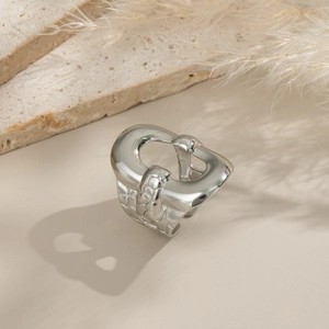 Dettaglio macro di anello in argento con maglie intrecciate e trama in pelle di coccodrillo