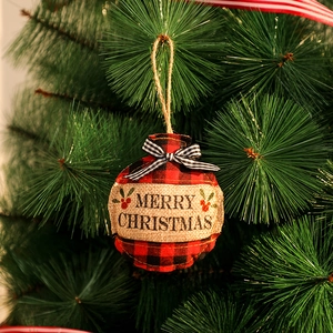 Gros plan d'une décoration de Noël à carreaux rouges et noirs avec texte Merry Christmas