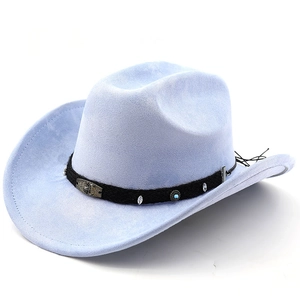 Détail du chapeau de cowboy en daim bleu clair avec boucle aigle et pierres turquoise