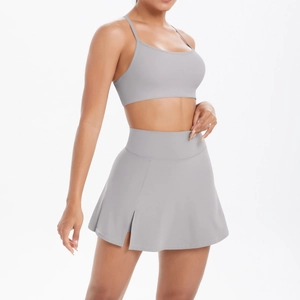 Détail d'un ensemble brassière de sport et jupe-short grise avec fente latérale