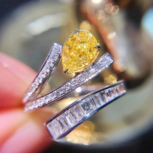 Bague de luxe diamant jaune taille poire avec anneau pavé à trois rangées argent