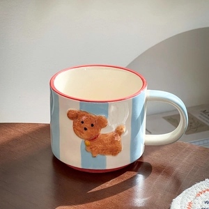 Keramikbecher mit handgemaltem Welpen, blauen Streifen und rotem Rand für Kinder