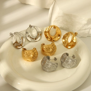 Boucles d'oreilles en acier titane plaqué or 18K avec textures lisses et roche lave