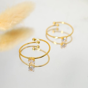 Polierter, 18 Karat vergoldeter, verstellbarer Ring mit Mikropavé-Zirkonia-Solitär
