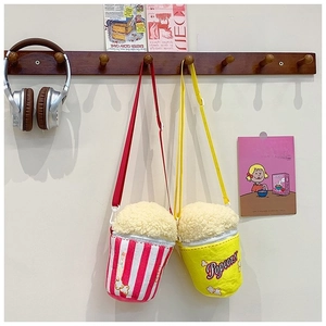 Vue détaillée de jolis sacs à bandoulière en peluche en forme de pop-corn pour enfants