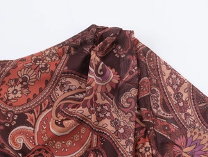 Détail du tissu en maille transparente avec motif cachemire marron et textures complexes