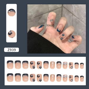Faux ongles bleus marine style français avec motifs floraux et strass 3D en kit