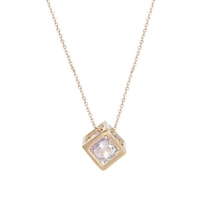 Collier avec pendentif cube ajouré et cristal scintillant en finition dorée chic