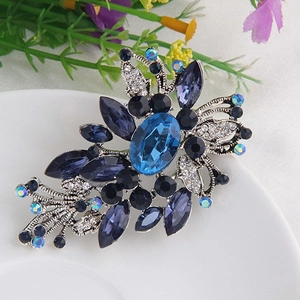 Broche élégante en fleurs avec pierres bleues et cristaux de marquise sur base argent