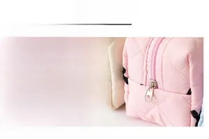 Dettaglio della borsa cosmetica rosa trapuntata con cerniera in metallo e cuciture fini