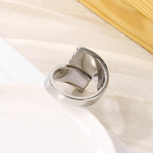 Vue macro d'une bague épaisse en métal argenté avec une surface texturée minimaliste
