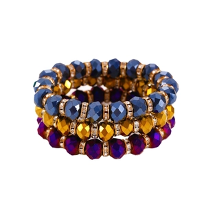 Set de tres pulseras bohemias con cristales facetados coloridos y detalles de pedrería