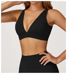 Détail de la brassière de yoga noire mate avec col en V profond et tissu respirant