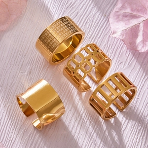 Lot de quatre bagues larges en acier inoxydable plaqué or 18 carats au design géométrique